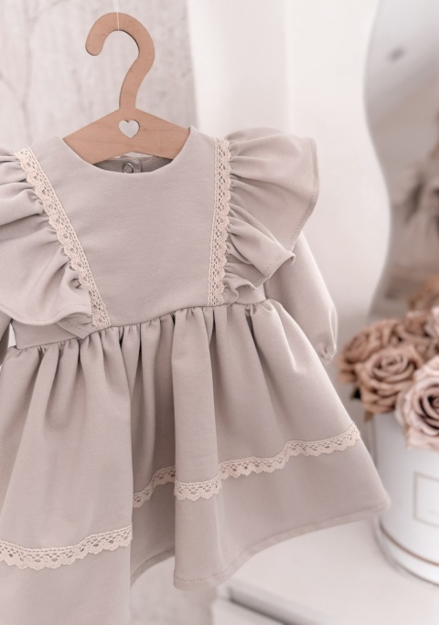 Elegancka sukienka dziewczęca beżowa z falbanami i ozdobną koronką