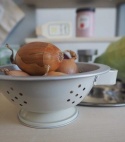 Zbliżenie zestawu kuchennego dla dzieci z cedzakiem i warzywami
