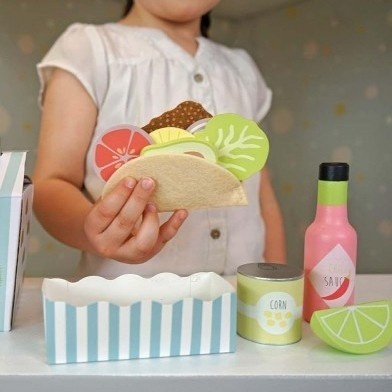 Drewniany zestaw tacos dla dzieci z akcesoriami na blacie kuchennym