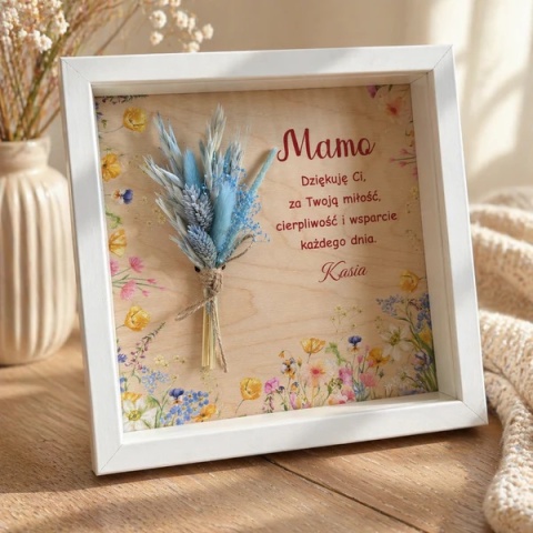 personalizowana ramka dla mamy z suszonymi kwiatami i napisem podziękowania na drewnianym tle