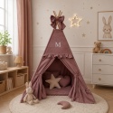 Pudroworóżowy namiot tipi velvet w pokoju dziewczynki z dekoracjami boho
