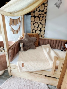 Welurowy ochraniacz velvet mokka w drewnianym łóżku dziecięcym w stylu boho