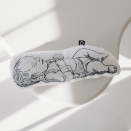 Poduszka newborn z ilustracją śpiącego niemowlęcia chłopca – personalizowana poduszka z metryczką