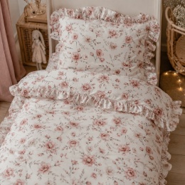Romantyczna pościel dziecięca w kwiaty z ozdobną falbanką – bawełniana pościel do pokoju dziewczynki w stylu vintage