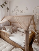 Komplet pościeli z falbanką i poduszkami dekoracyjnymi – beżowa aranżacja łóżka dziecięcego w stylu boho i princess room