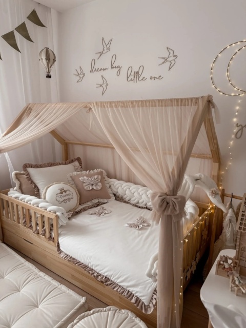 Komplet pościeli z falbanką i poduszkami dekoracyjnymi – beżowa aranżacja łóżka dziecięcego w stylu boho i princess room