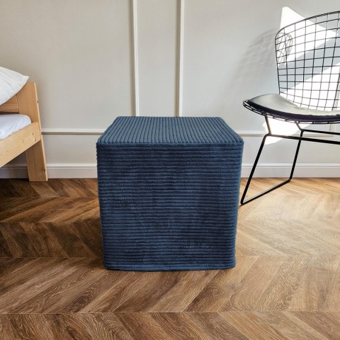 Granatowa pufa kostka sztruksowa z prążkowaną strukturą 40x40 MANCHESTER w jasnym minimalistycznym wnętrzu