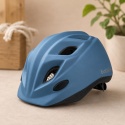 Niebieski kask dziecięcy BOBIKE w aranżacji premium bezpieczny kask rowerowy dla dziecka