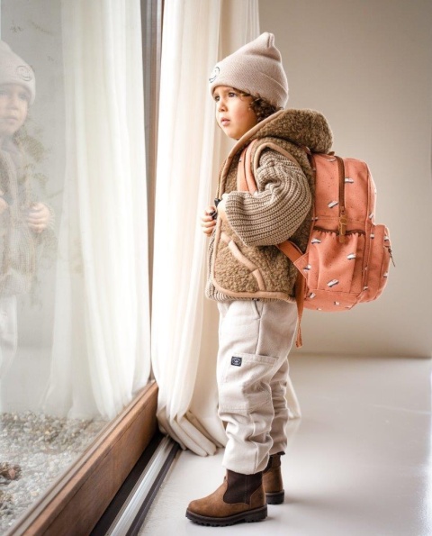 Dziecko z plecakiem Kidzroom w stylu vintage z motywem autek
