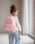 Dziewczynka z różowym plecakiem w paski z motywem wisienek marki Kidzroom