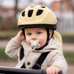 kask rowerowy dziecięcy Bobike na dziecku podczas jazdy rowerem