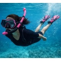 Kobieta nurkująca w zestawie do snorkelingu czarno różowym z płetwami