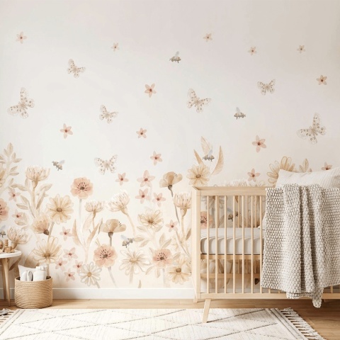 Tapeta dziecięca boho z pastelowymi kwiatami i pszczółkami przy łóżeczku