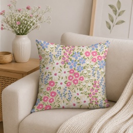 Dekoracyjna poduszka w pastelowe kwiaty w stylu floral i boho do salonu oraz sypialni