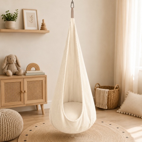 Kremowa huśtawka kokon dla dzieci w przytulnym pokoju dziecięcym w stylu boho i skandynawskim