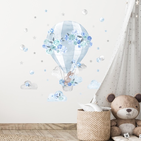 Naklejka ścienna balon z królikiem i niebieskimi kwiatami w pokoju chłopca