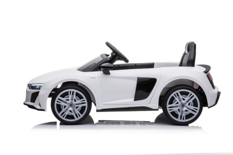 Białe Audi R8 na akumulator dla dzieci – widok z przodu pod kątem, sportowy samochód elektryczny z oświetleniem LED.
