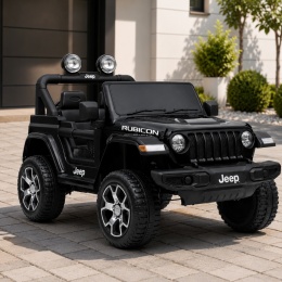 Czarny Jeep Rubicon na akumulator dla dzieci zaparkowany przed nowoczesnym domem