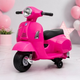 Różowy skuter na akumulator Vespa GTS 300 Mini dla dzieci w pastelowym pokoju dziecięcym