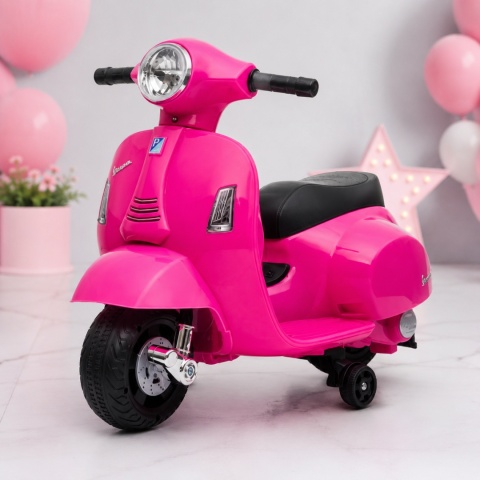 Różowy skuter na akumulator Vespa GTS 300 Mini dla dzieci w pastelowym pokoju dziecięcym