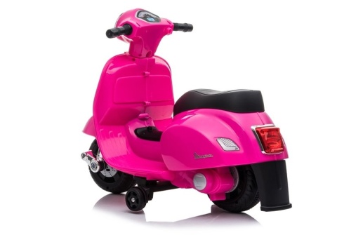 Skuter na akumulator Vespa GTS 300 Mini różowy widok z tyłu i boku