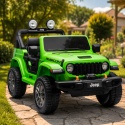 Zielony Jeep Rubicon 4x4 na akumulator dla dzieci podczas zabawy w ogrodzie