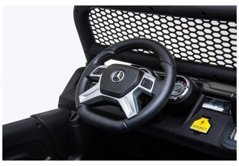 Kierownica w dziecięcym aucie elektrycznym Mercedes Unimog
