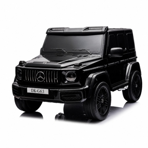 Czarny lakierowany Mercedes G63 4x4 XXL na akumulator dla dzieci ustawiony w ogrodzie podczas zabawy na świeżym powietrzu.