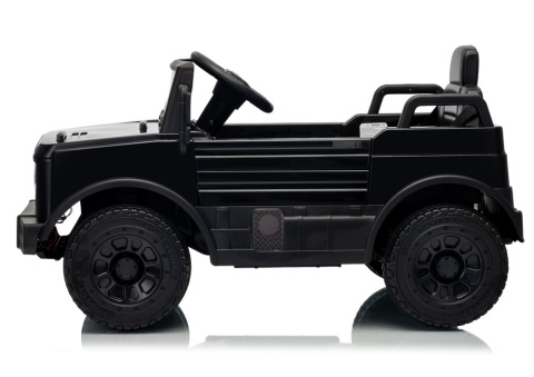 Auto na akumulator Mercedes Unimog HM7588 czarne – profil boczny z dużymi kołami i terenową stylistyką.