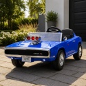 Auto na akumulator Dodge Charger R/T niebieskie dla dzieci w aranżacji ogrodu przy nowoczesnym domu.