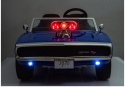 Auto na akumulator Dodge Charger R/T niebieskie z włączonymi światłami LED i podświetlanym kompresorem na masce.