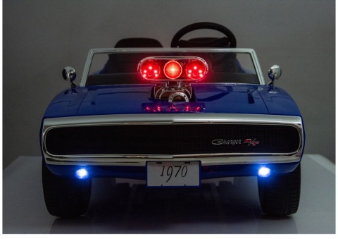 Auto na akumulator Dodge Charger R/T niebieskie z włączonymi światłami LED i podświetlanym kompresorem na masce.