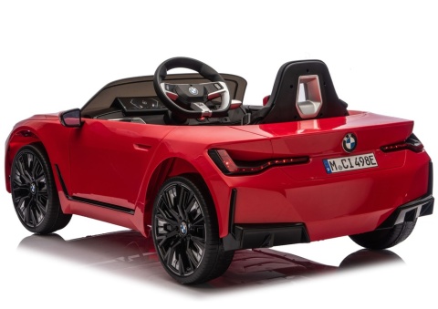 Auto na akumulator BMW i4 czerwone dla dziecka – widok z tyłu z oświetleniem LED