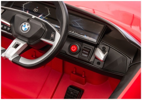 Fotel z pasami bezpieczeństwa w czerwonym samochodzie BMW i4 na akumulator dla dzieci