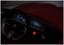 Kokpit z kierownicą i panelem sterowania w czerwonym BMW i4 na akumulator dla dzieci