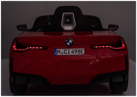 Tylne światła LED w czerwonym samochodzie BMW i4 na akumulator dla dzieci