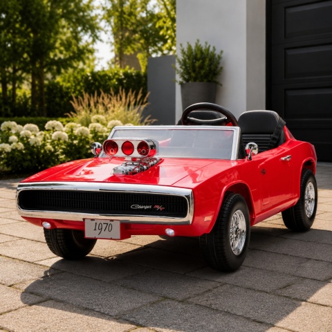 Czerwony Dodge Charger R/T na akumulator dla dzieci w aranżacji ogrodu przy nowoczesnym domu.