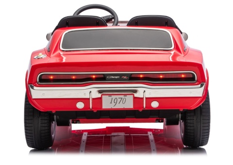 Tył czerwonego Dodge Charger R/T na akumulator z oświetleniem LED.