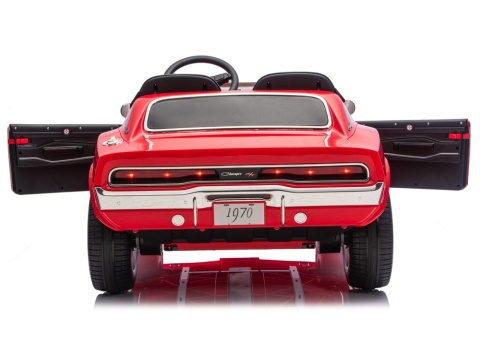 Auto na akumulator Dodge Charger R/T czerwone z otwieranymi drzwiami.