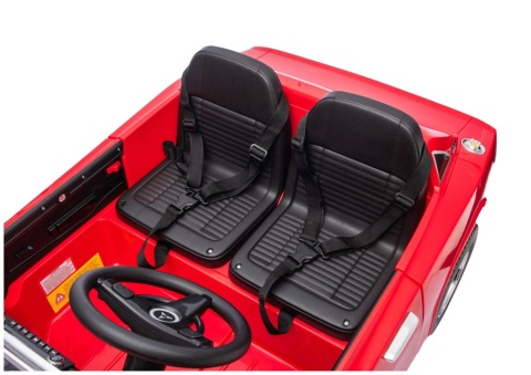 Miękkie fotele z ekoskóry w czerwonym Dodge Charger R/T na akumulator.