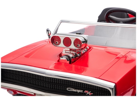 Sportowy kompresor na masce czerwonego Dodge Charger R/T dla dzieci.