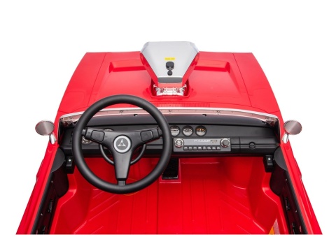 Kokpit i kierownica w czerwonym Dodge Charger R/T na akumulator.