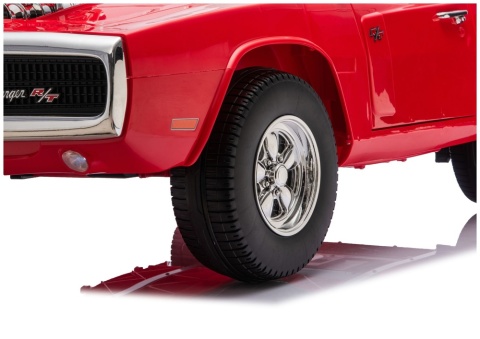 Miękkie koła EVA w czerwonym Dodge Charger R/T na akumulator.