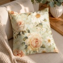 Poduszka dekoracyjna vintage w róże i margerytki FLORAL F47 na jasnej sofie w eleganckim wnętrzu