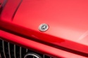 Logo Mercedes na masce czerwonego samochodu na akumulator G63 dla dzieci.