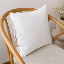 Biała poduszka lniana z troczkami LINEN White na drewnianym krześle – dekoracyjna poduszka z naturalnego lnu
