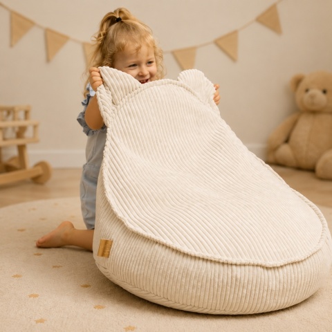 Pufa dla dziecka Teddy Aesthetic ecru w pokoju dziecięcym – miękkie siedzisko z uszkami misia
