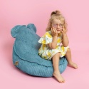 Dziecko siedzące na niebieskiej pufie Teddy Aesthetic z uszkami misia w pokoju dziecięcym