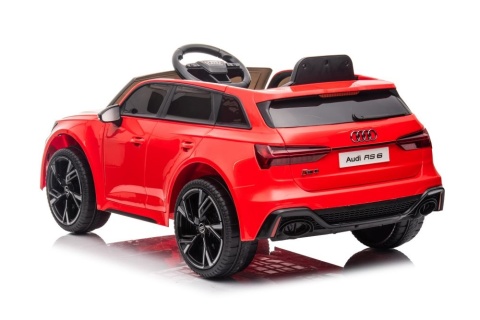 Czerwone Audi RS6 na akumulator dla dziecka – widok z tyłu pod kątem. Licencjonowany pojazd elektryczny dla dzieci