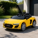 Żółte auto na akumulator dla dzieci Audi R8 w ogrodzie
